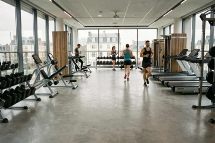 Vue panoramique d'une salle de musculation moderne dans les Pays de la Loire avec équipements de fitness et sportifs en action