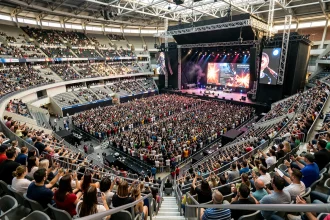 Vue panoramique intérieure du Stade de France lors d'un concert avec les tribunes et la pelouse combles